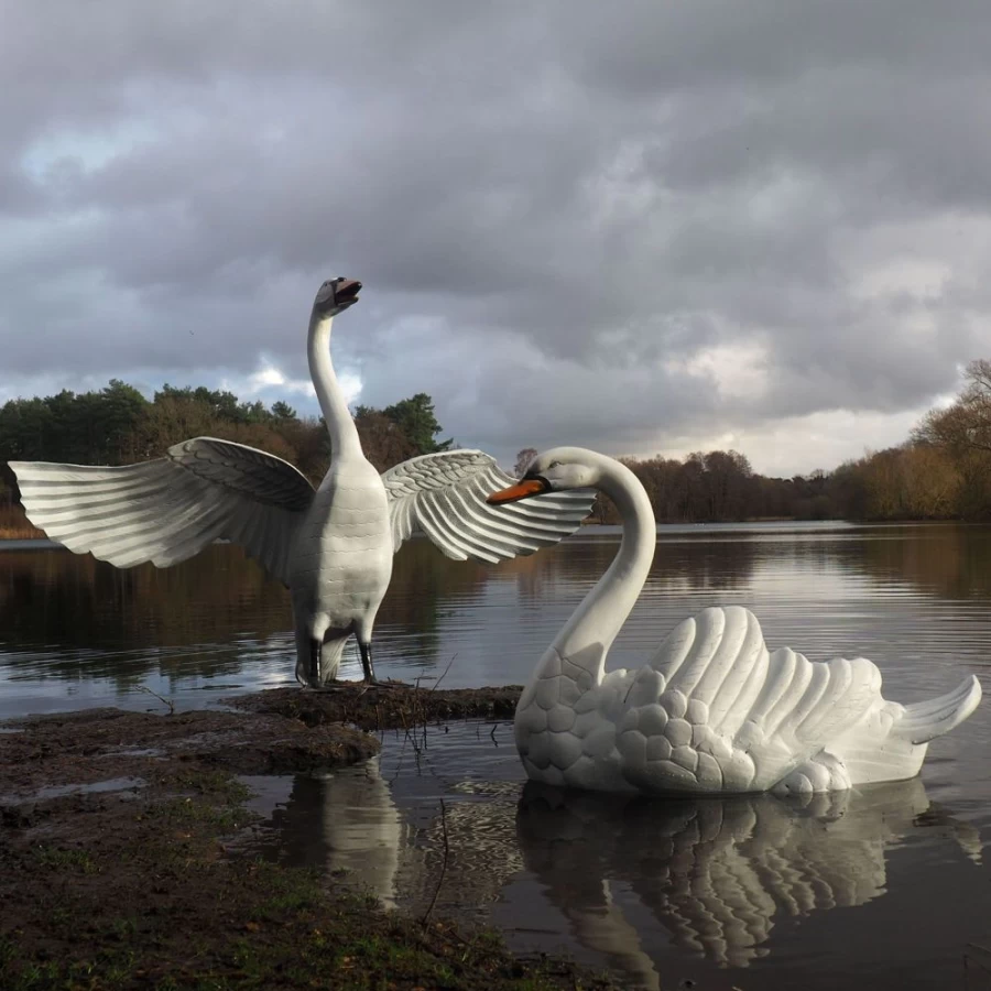 "Grand Pair of White Metal Swan Garden Statues – Antique Outdoor Decor by STATUES & SCULPTURES"