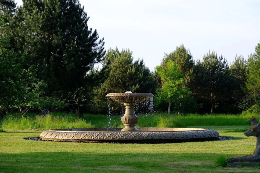 "STATUES & SCULPTURES Grand Single-Tier 3M Sandstone Outdoor Water Fountain Garden Feature"