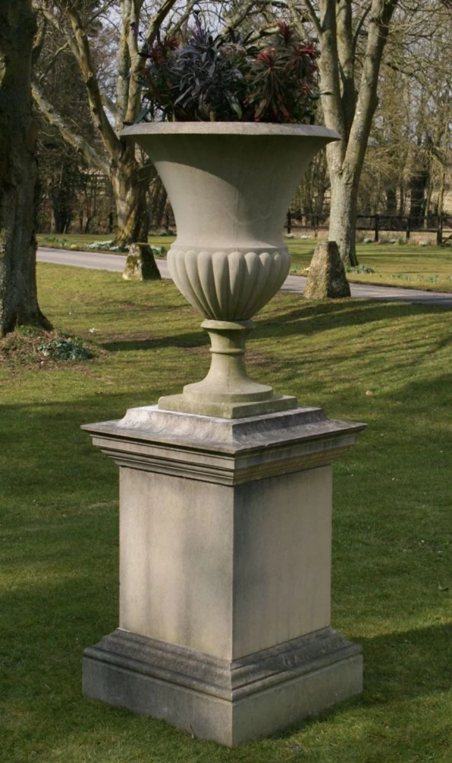 "STATUES & SCULPTURES Verona Pedestal Vase - Stone Garden Planter for Outdoor Decor"