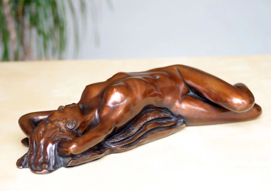 "Bronze Memory Figurine - STATUES & SCULPTURES Elegant Indoor Statue for Home Decor"