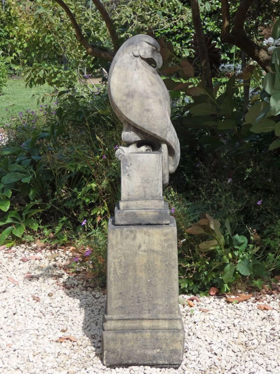 "Modern Eagle Statue on Modena Pedestal – Stone Garden Sculpture by STATUES & SCULPTURES"