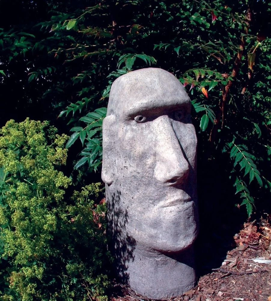 "Moai Statue Easter Island Replica - Handcrafted Stone Garden Sculpture for Outdoor Decor"