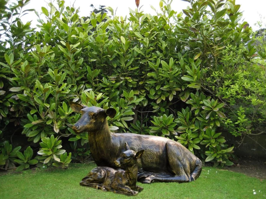 "Bronze Doe and Fawn Garden Statue 55cm - Outdoor Wildlife Sculpture by STATUES & SCULPTURES"