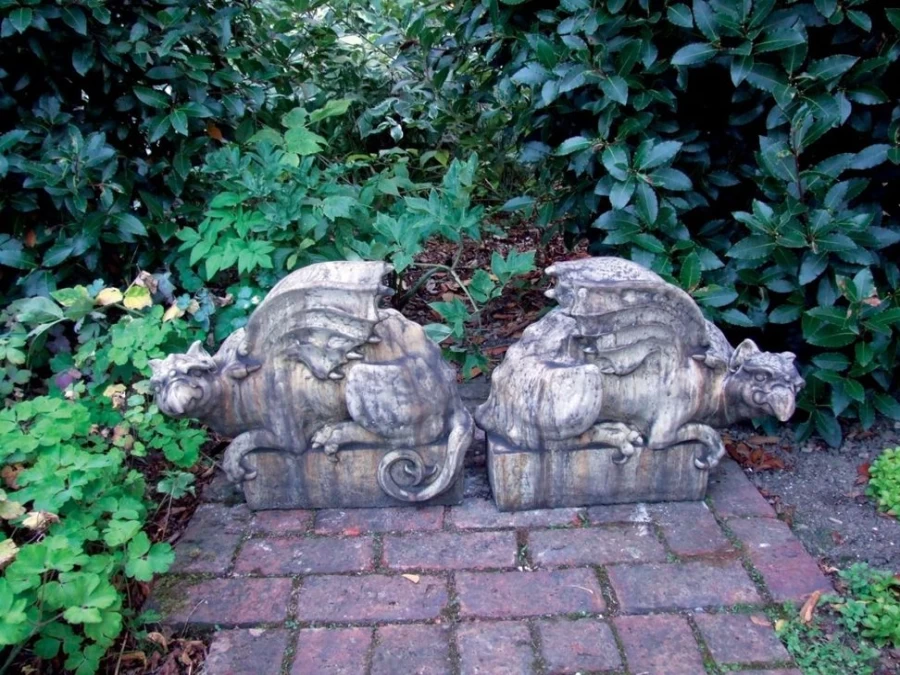 Gothic Griffin Statue - Handcrafted Stone Garden Sculpture for Outdoor Decor